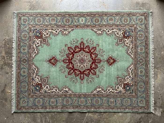 Le même tapis après lavage : le vert et les rouges sont revenus
