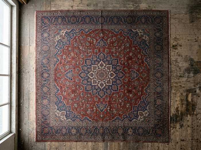 Le même tapis après lavage : le rouge et les bleus sont revenus